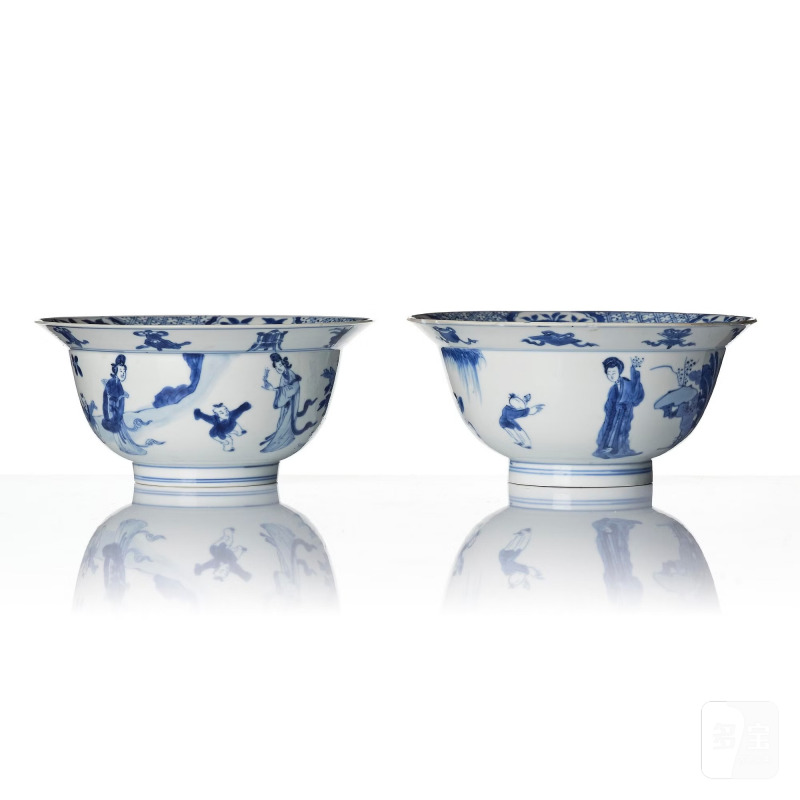 A pair of blue and white 'boys at play' bowls, - 图4